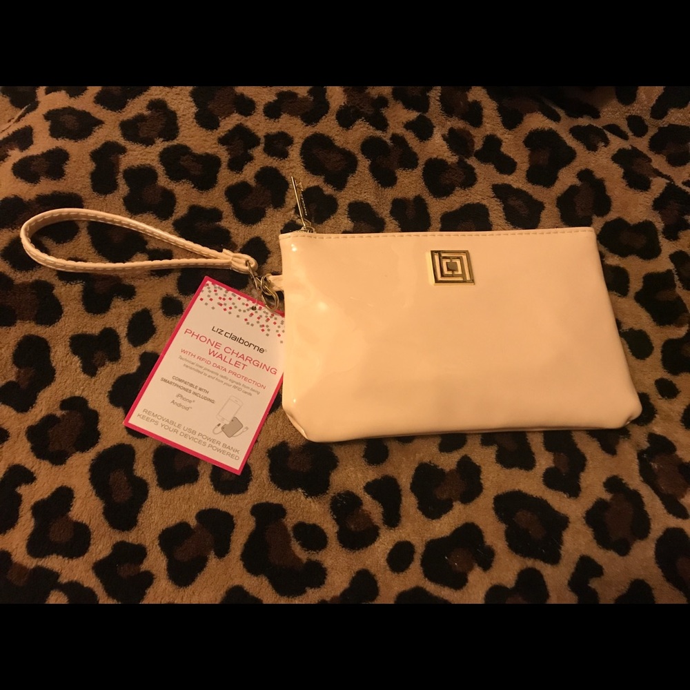 ✨SOLD NWT Liz Claiborne Phone Charging Wristlet